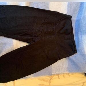 •Offline Black Leggings
•Aerie
•Small